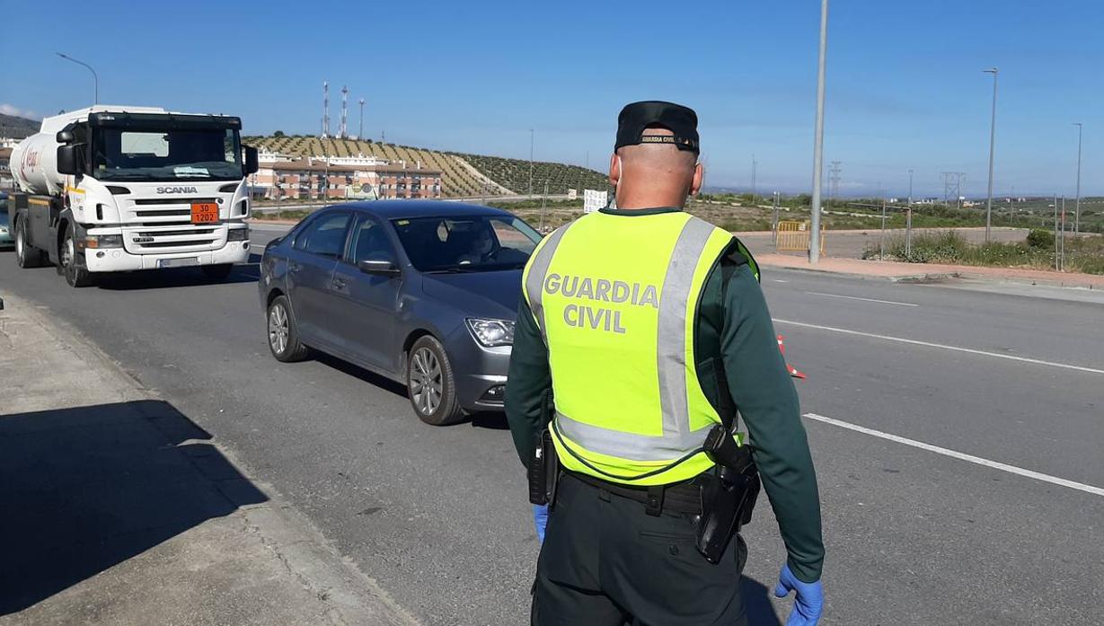 Un agente de la Guardia Civil en un control en una carretera de Córdoba