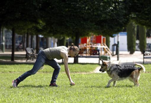 Fany juega con su perra «Mora» en el parque Madre Coraje