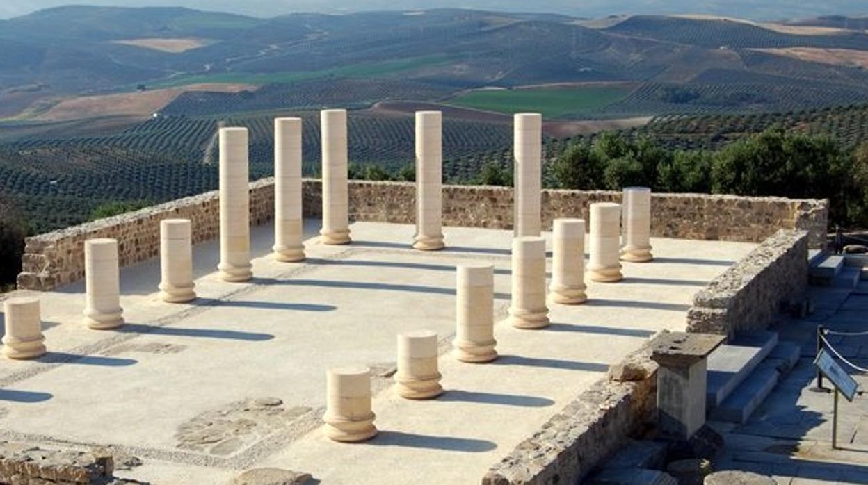 Vista aérea de las ruinas de Torreparedones, entre los términos municipales de Baena y Castro del Río