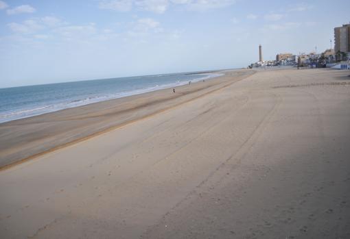 Así aparece el faro de Chipiona con la playa vacía de gente por el confinamiento