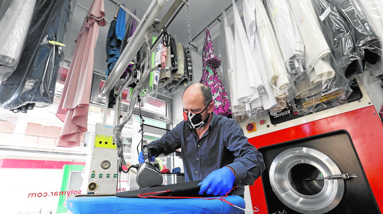 Un trabajador en un comercio recién abierto