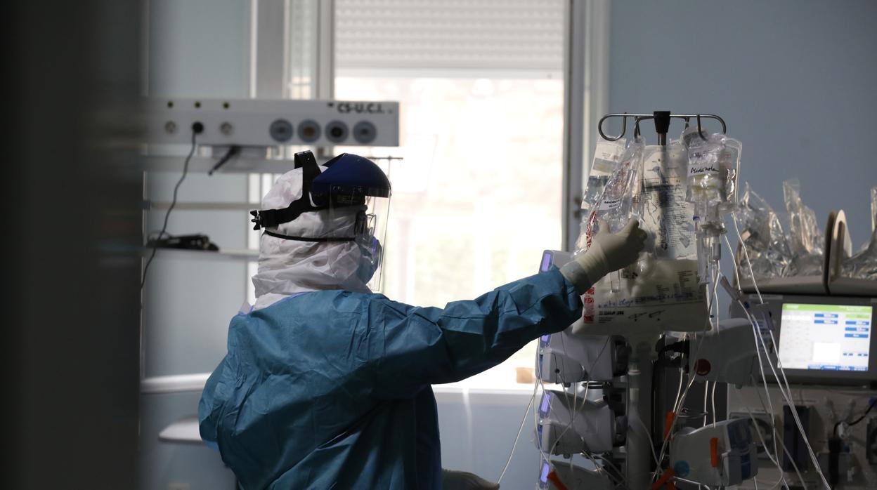 Un sanitario en la UCI del Hospital Cruz Roja de Córdoba en plena crisis del coronavirus