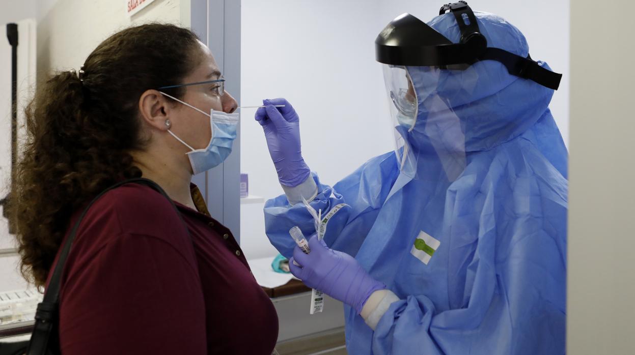 Un sanitario realiza un test rápido a una paciente en un hospital de Córdoba