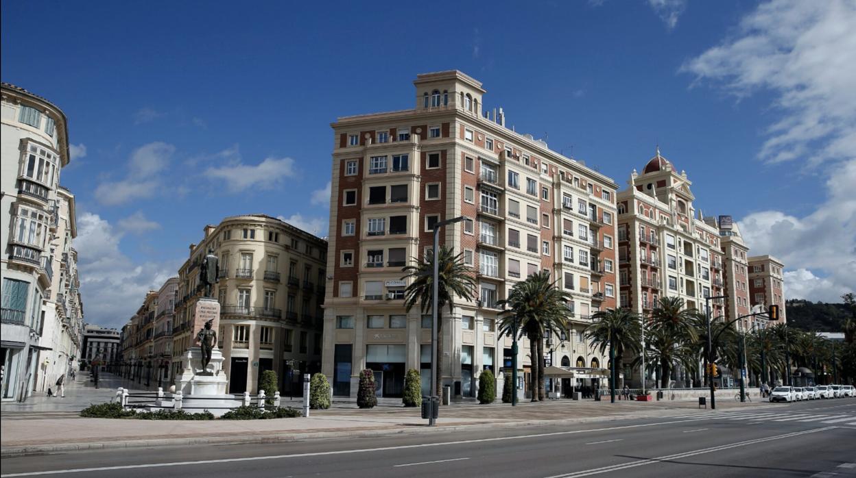 Confluencia de la calle Larios y la Alameda Principal de Málaga, vacías durante el estado de alarma