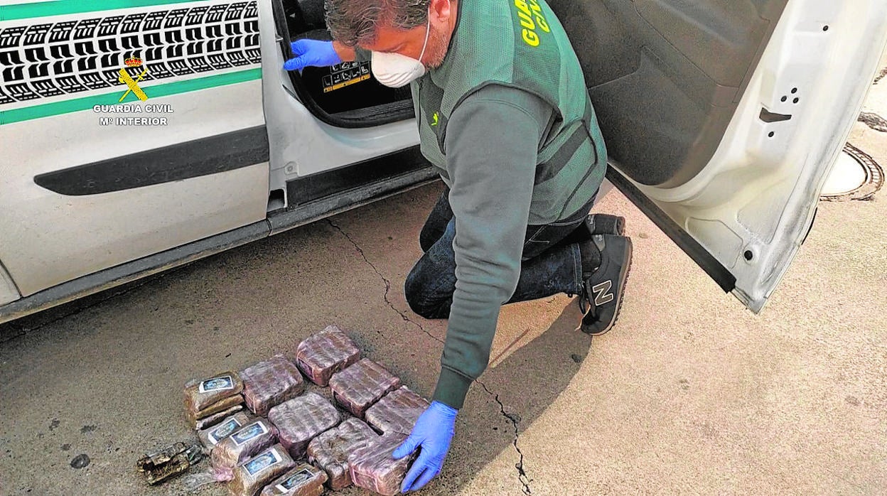 Un agente de la Guardia Civil, con la droga intervenida