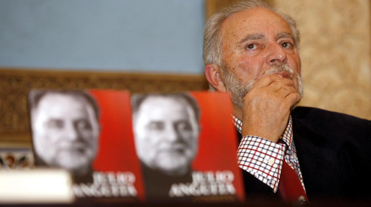 Julio Anguita durante la presentación de un libro en 2011