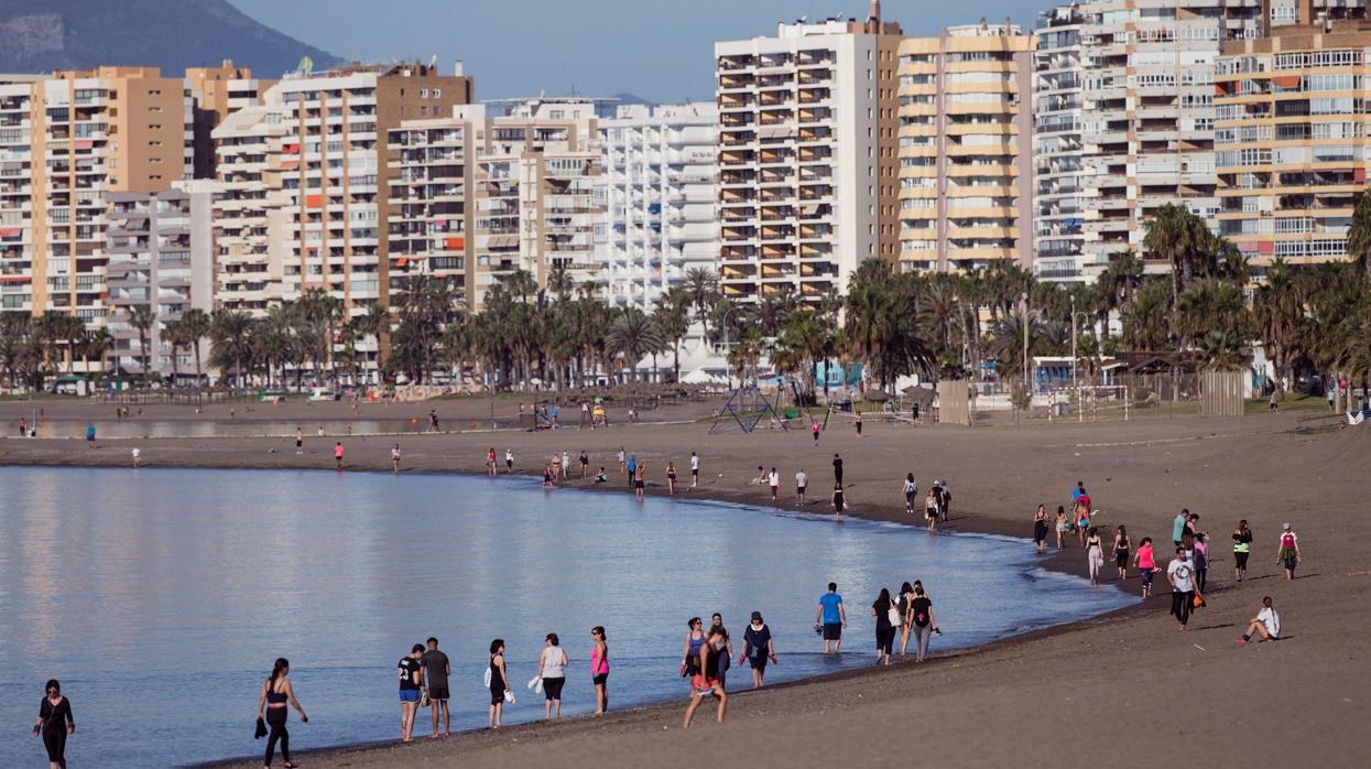 La exclusión de toda la provincia de Málaga en el proceso de desconfinamiento perjudica a la marca turística «Costa del Sol» . En la imagen, la playa de La Malagueta