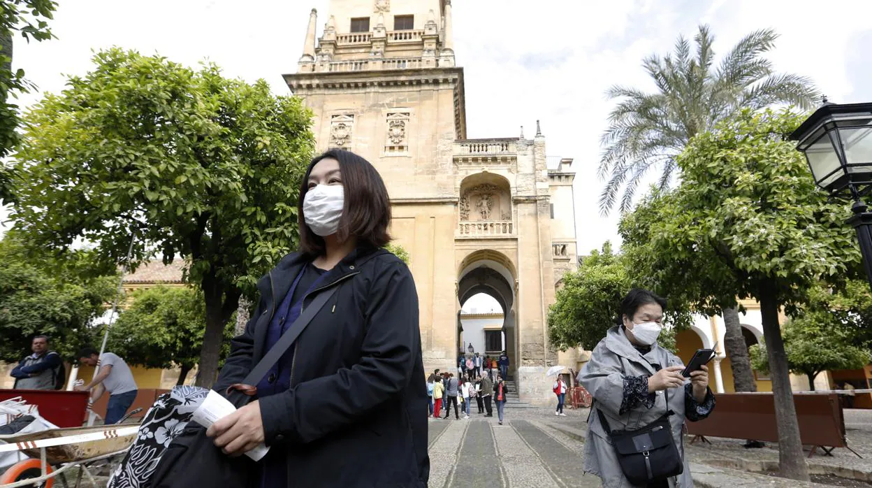 Turistas asiáticas en marzo en la Mezquita-Catedral de Córdoba
