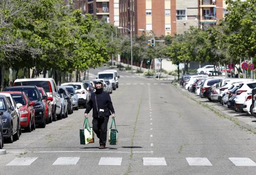 Avenida desierta en el Parque Cruz Conde de Córdoba