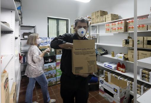 El párroco de San Vicente Ferrer, preparando alimentos para su posterior reparto