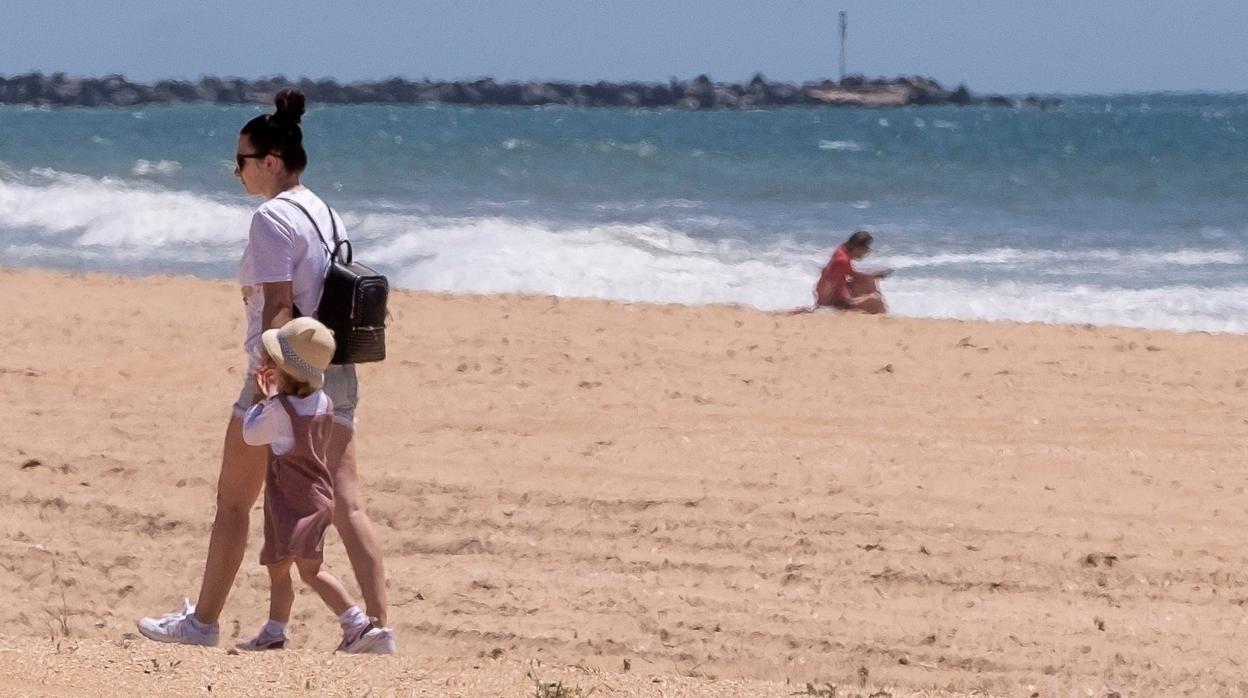 Ante todo, lo que quieren los hoteleros es dar a sus clientes una imagen de seguridad cuando se alojen. La playa de Punta Umbría durante el confinamiento