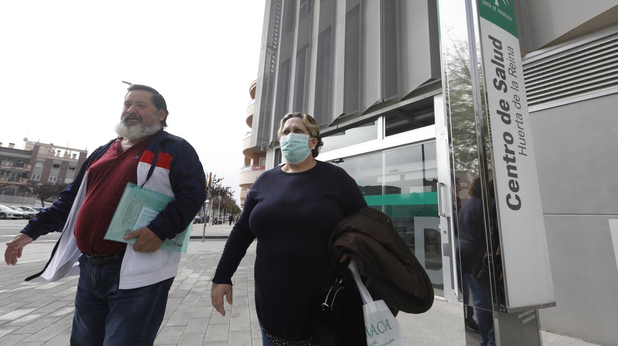 Puerta de acceso de un centro de salud de la capital cordobesa