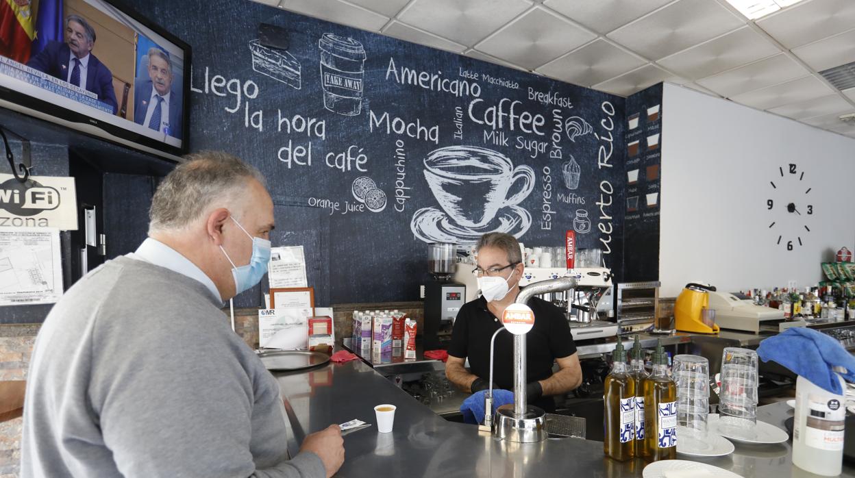 Un cordobés se toma un café en un bar del Centro de Córdoba que ha abierto en la Fase 1