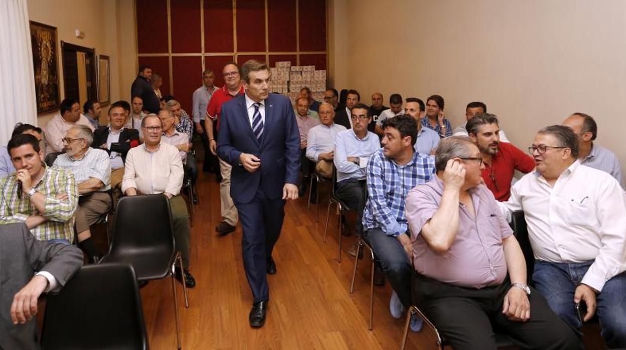 Francisco Gómez Sanmiguel en una asamblea de la Agrupación de Cofradías