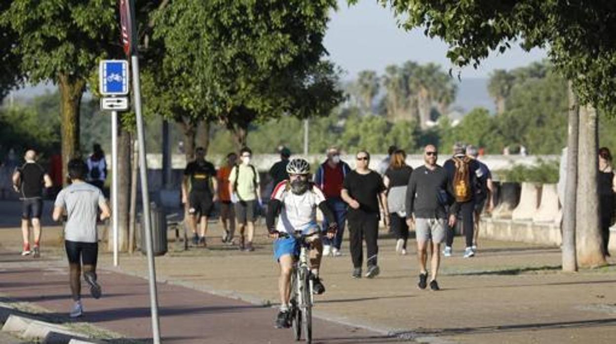 Cordobeses en la calle tras aprobarse la Fase 1 del desconfinamiento