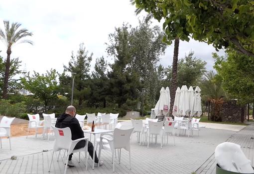 Una terraza semivacía en Lucena durante la jornada de ayer