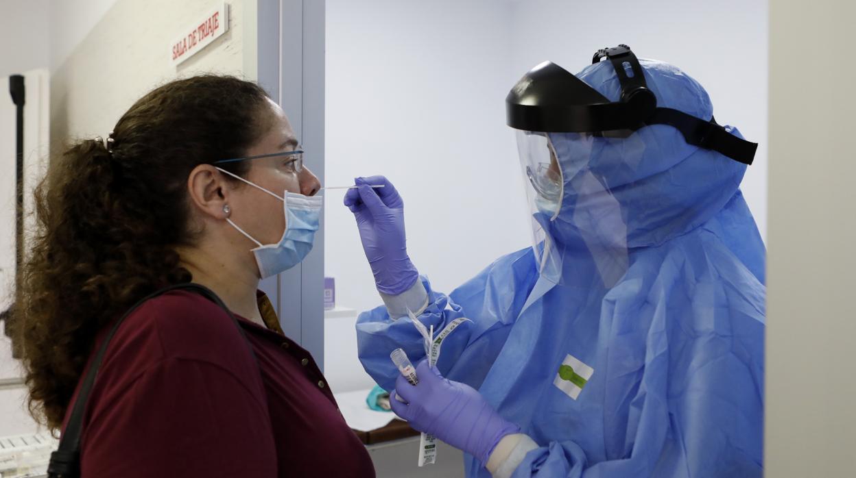 Una enfermera realiza el test rápido a una paciente en el hospital de la Cruz Roja