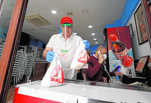 Manuel Sánchez entrega unos bocadillos del Bocadi, este miércoles