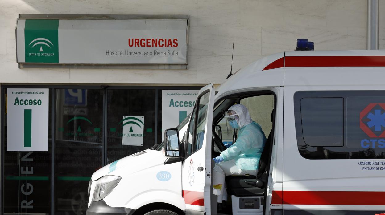 Ambulancia en la puerta de Urgencias del Hospital Reina Sofía de Córdoba