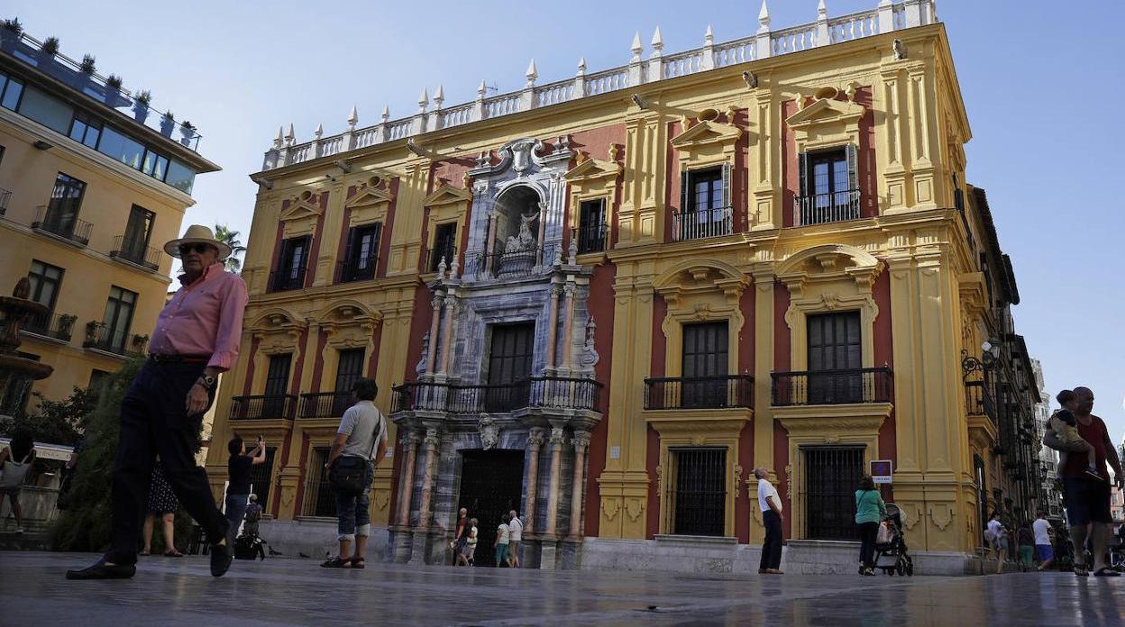 Paseantes en la plaza del Obispo de Málaga capital