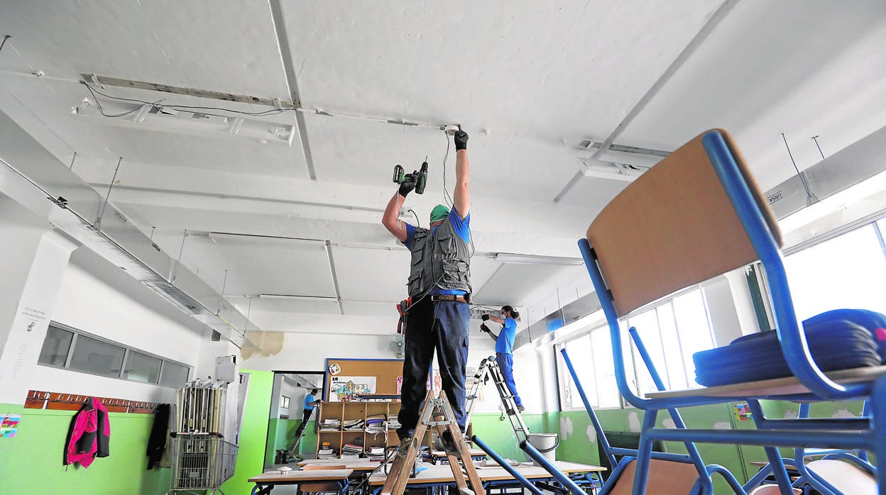 Trabajos en el interior del colegio Fernán Pérez de Oliva durante el día de ayer