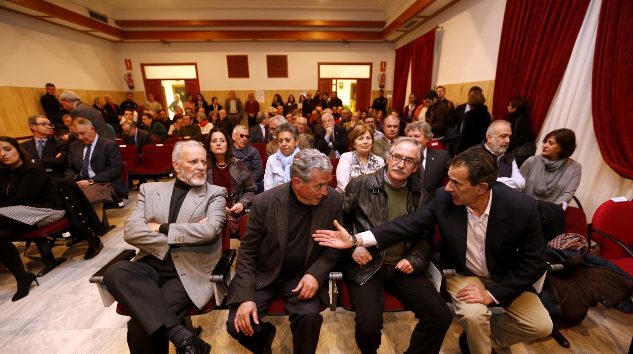 Anguita, junto a sus sucesores en la Alcaldía durante el acto en memoria de Andrés Ocaña en 2017