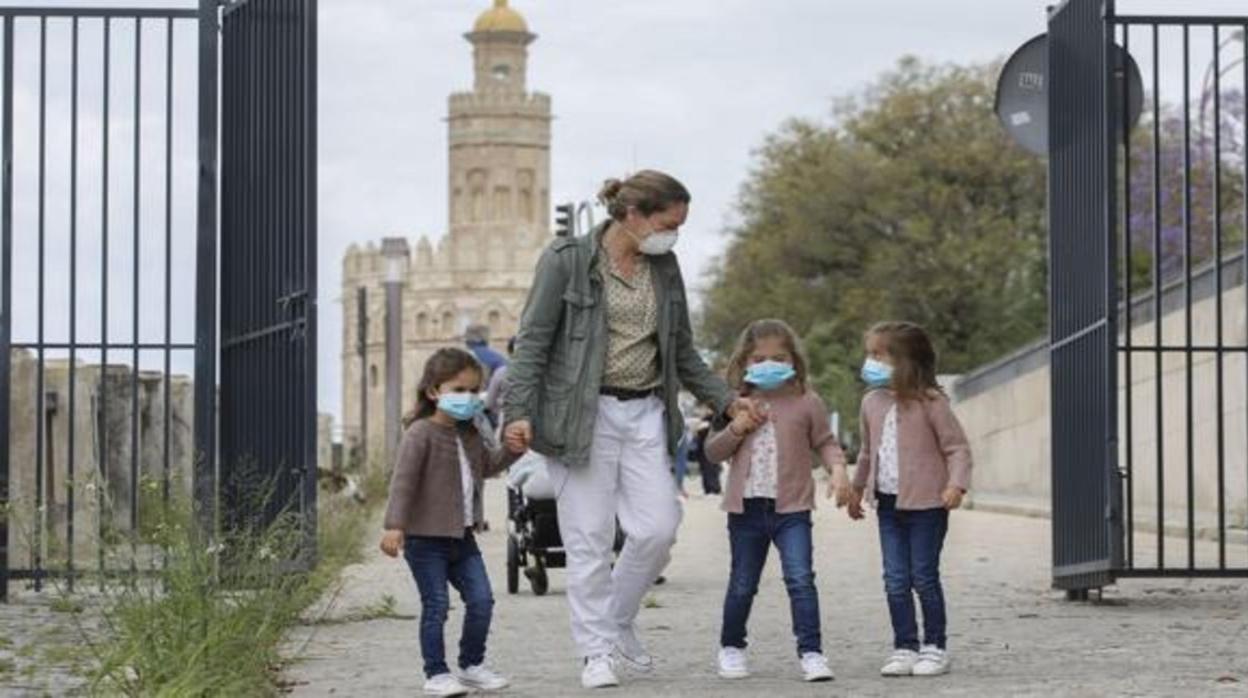 Una madre con sus tres hijas, de paseo por Sevilla