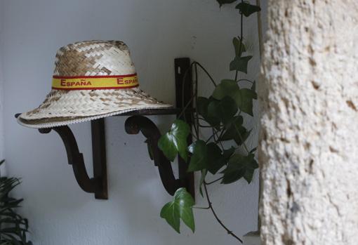 Un sombrero con la bandera de España en el patio de Araceli López