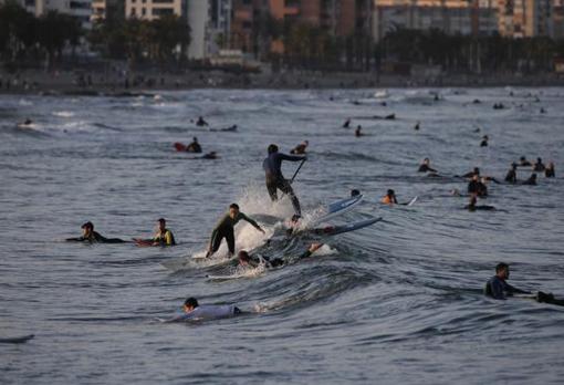 Surfistas en la playa de la Misericordia de Málaga capital