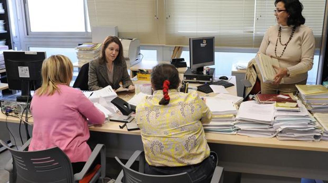 Varias empleadas públicas en una sede de la administración en una imagen de archivo