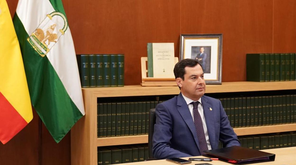 Juanma Moreno, presidente de la Junta de Andalucía, durante la videoconferencia