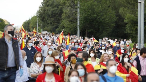 Más de dos mil personas pasean por el Vial de Córdoba en protesta contra el Gobierno de Pedro Sánchez