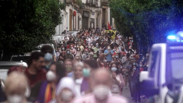 ¿Se respetó en Córdoba la distancia en la concentración del Vial y la despedida a Julio Anguita?