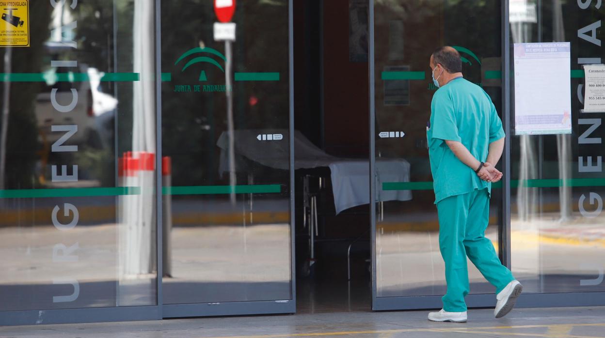 Un sanitario entrando en el hospital