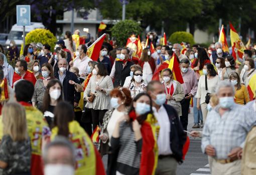 Asistentes a la caminata contra el Gobierno de Pedro Sánchez este domingo en Córdoba