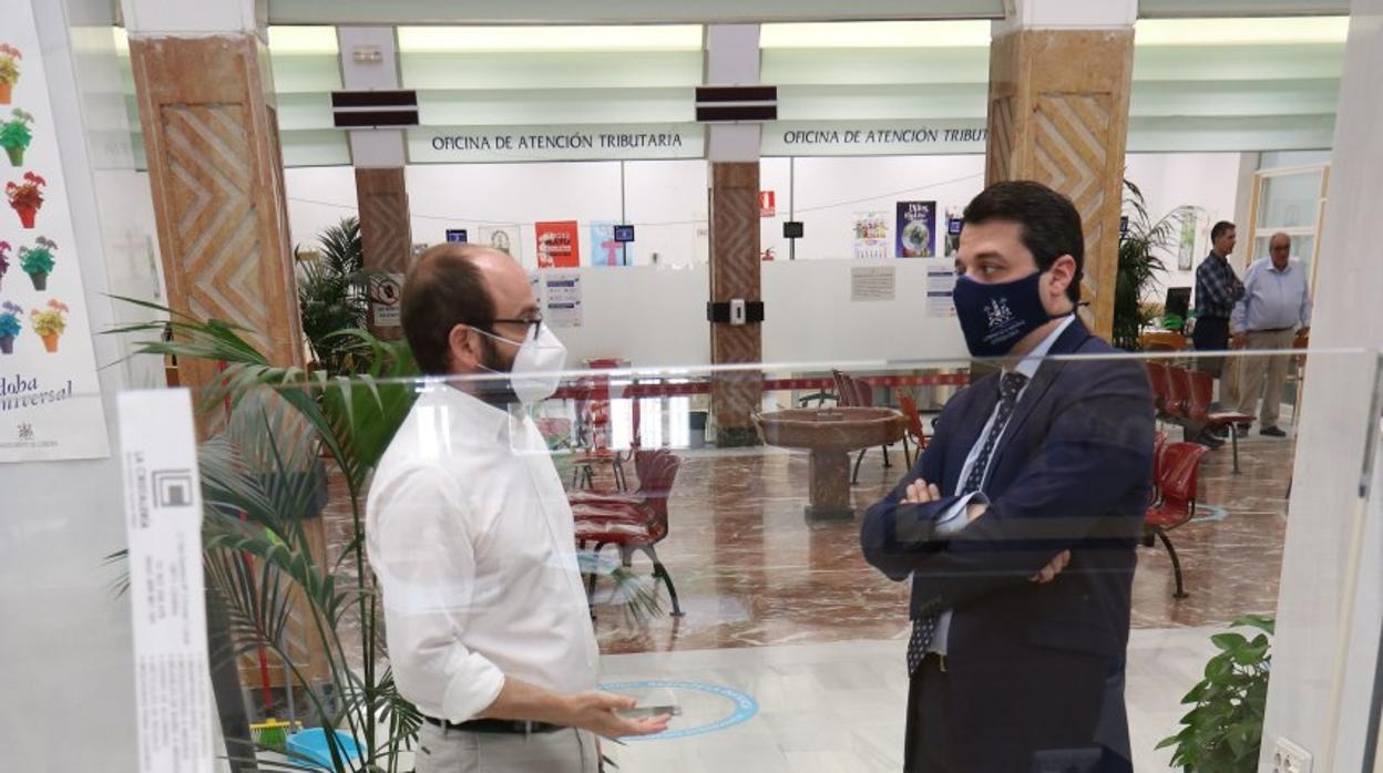 El alcalde, con mascarilla tras una mampara en la sede de Gran Capitán