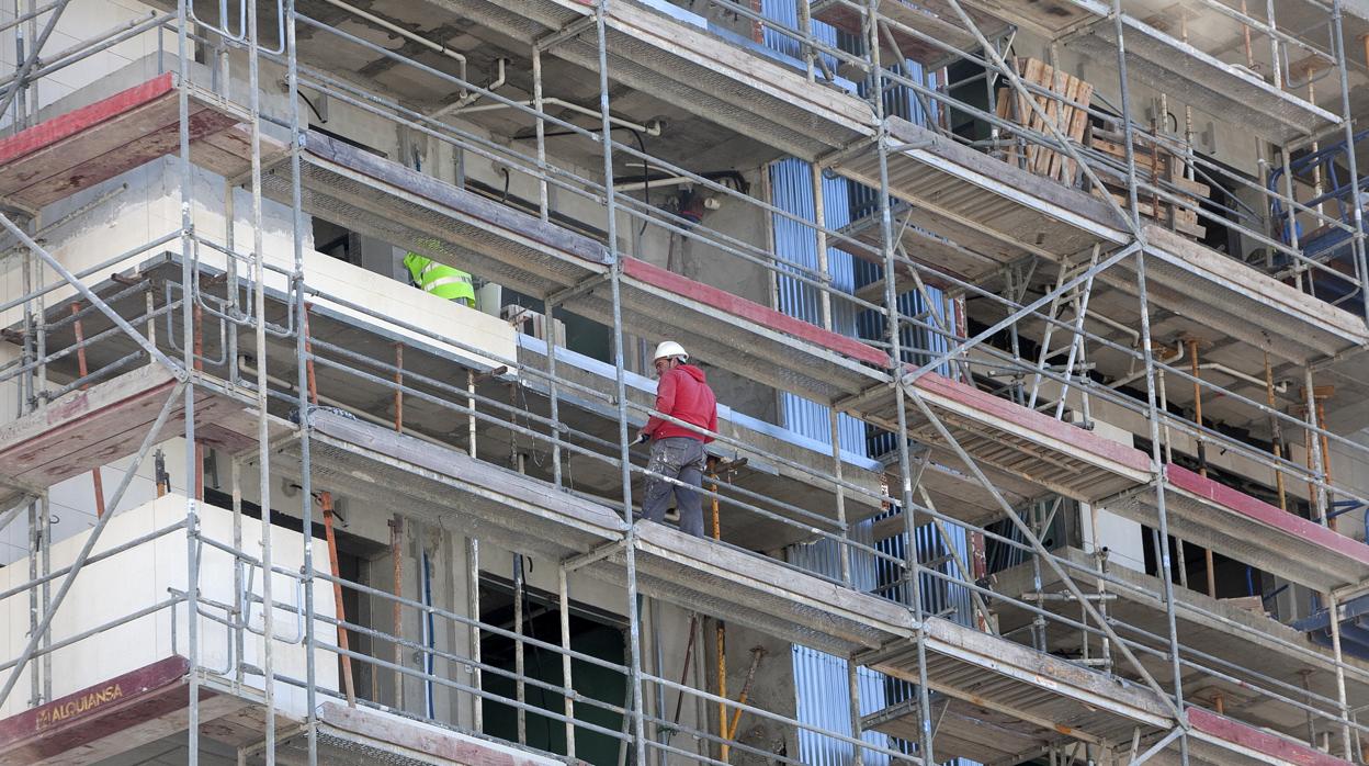 Obras de construcción de un bloque de viviendas en Córdoba