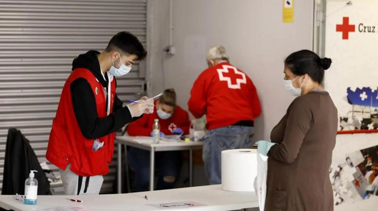 Reparto de vales de alimentación en la Cruz Roja de Córdoba a finales de abril