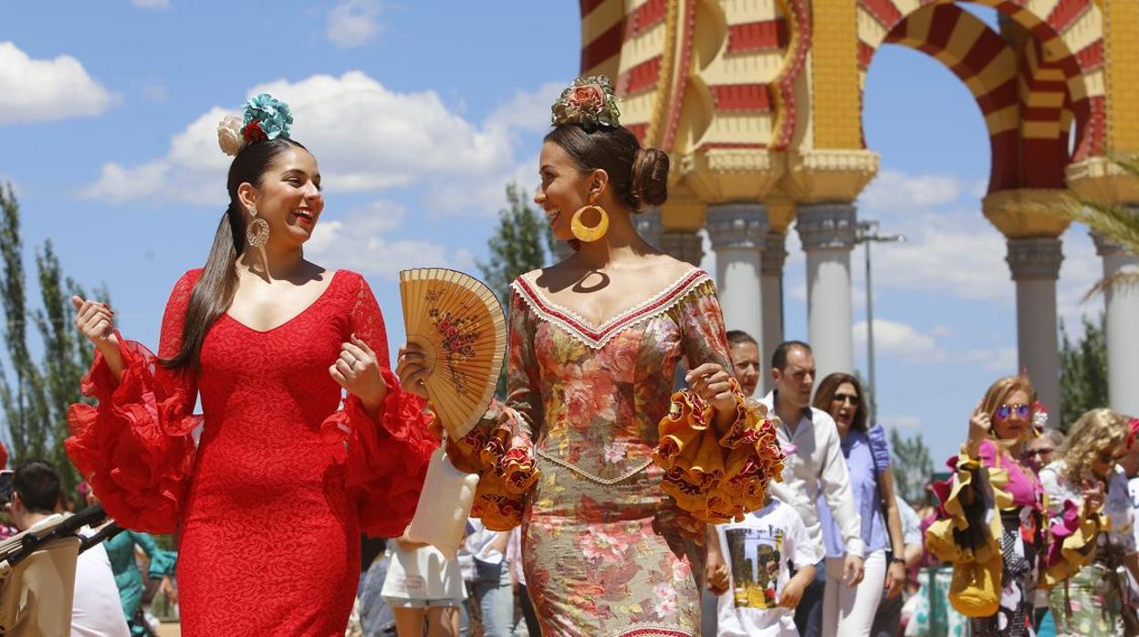 Dos jóvenes vestidas de flamencas durante la pasada Feria de Córdoba