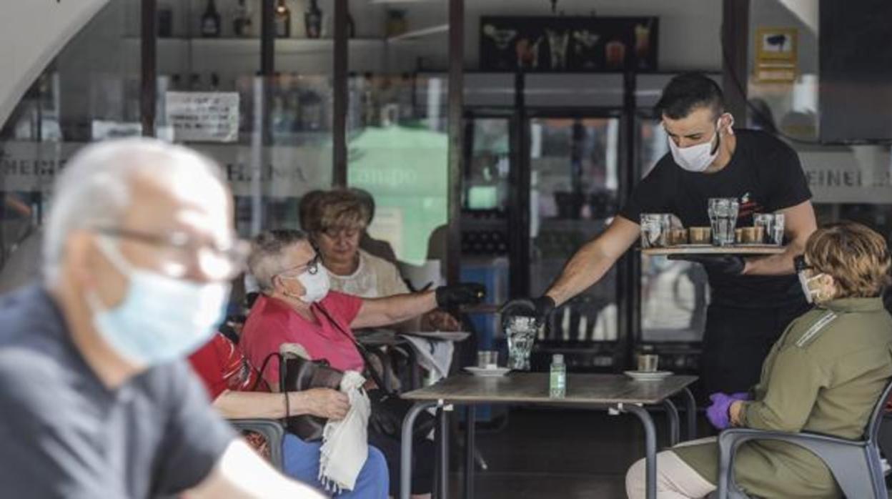 Terraza de un bar llena de gente