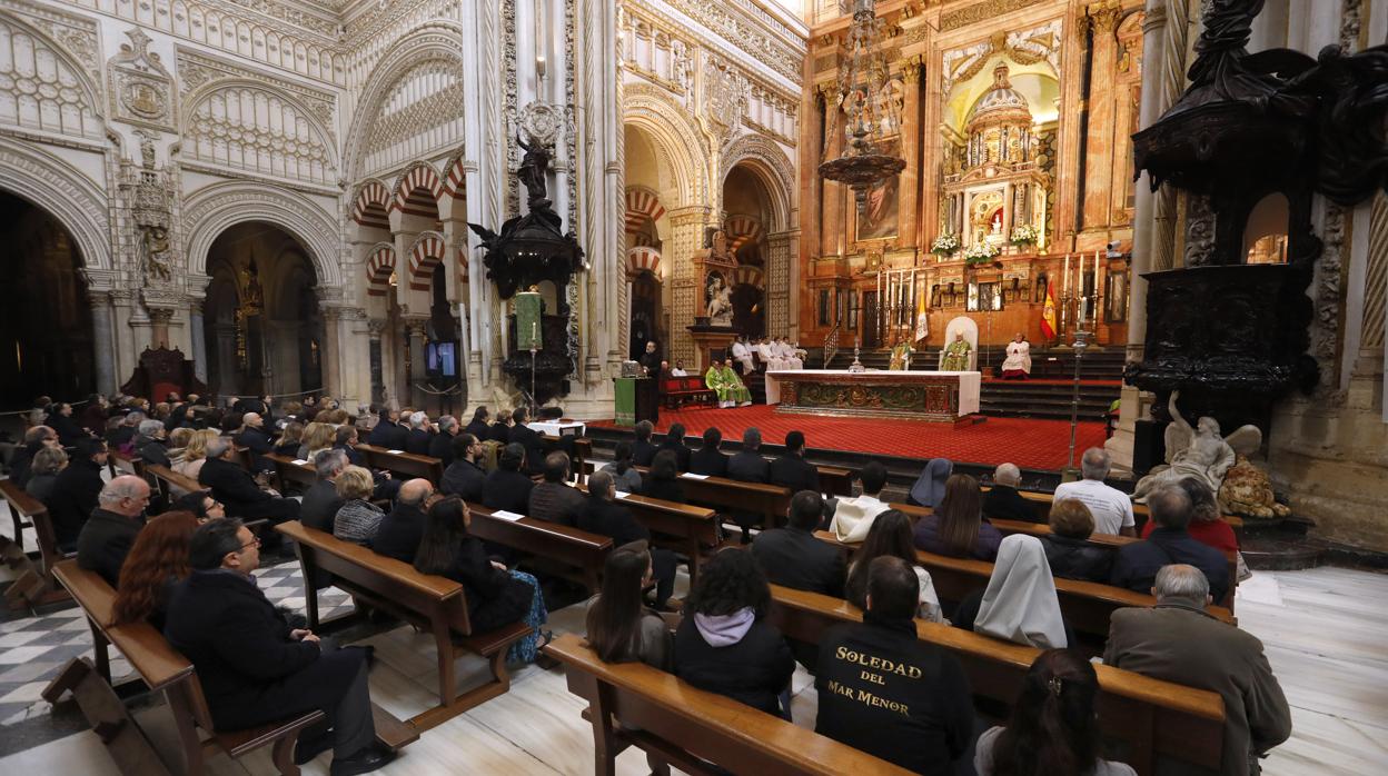 El obispo, durante una misa en el templo diocesano