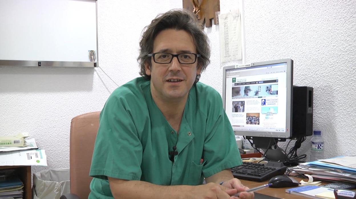 El doctor Juan de la Haba, en su consulta médica