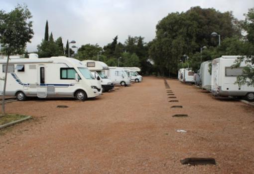 Estacionamiento de caravanas en la avenida de los Custodios de Córdoba