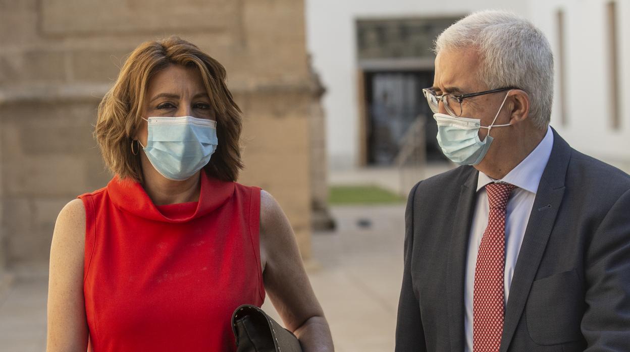 Susana Díaz y el exvicepresidente Manuel JIménez Barrios, tras la última sesión plenaria del Parlamento andaluz