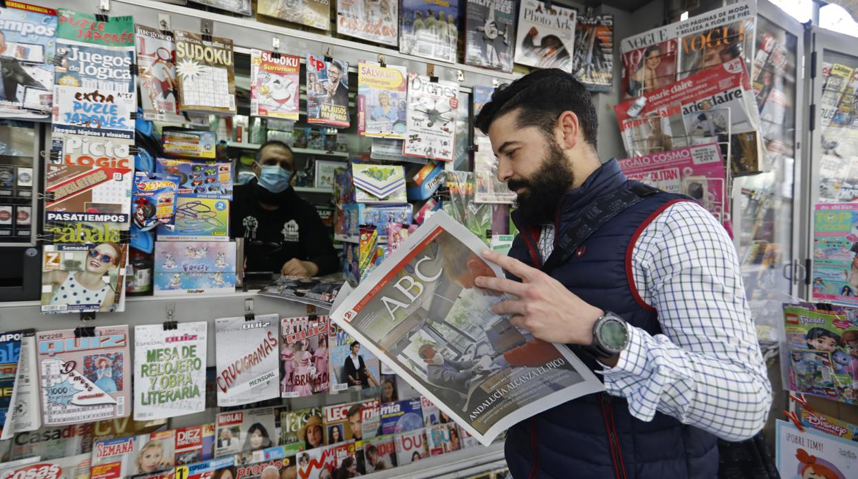 Un lector de ABC Córdoba con su ejemplar en un quiosco del Centro de Córdoba