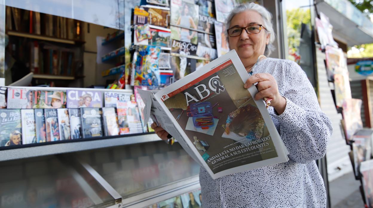 Una lectora de ABC Córdoba con su ejemplar en un quiosco del Centro de Córdoba