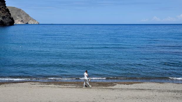 Los municipios costeros de Almería difieren en la sobre el baño en las playas a partir del lunes