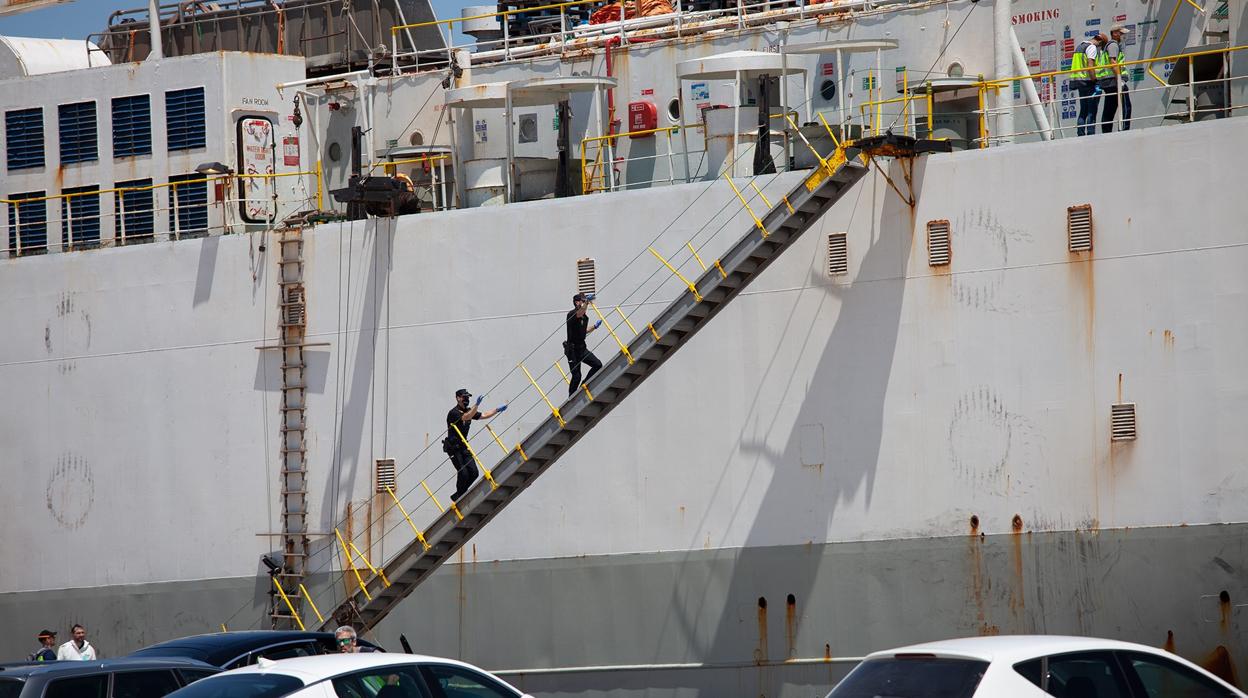 Agentes del Servicio de Vigilancia Aduanera y de la Policía Nacional, durante el registro del carguero
