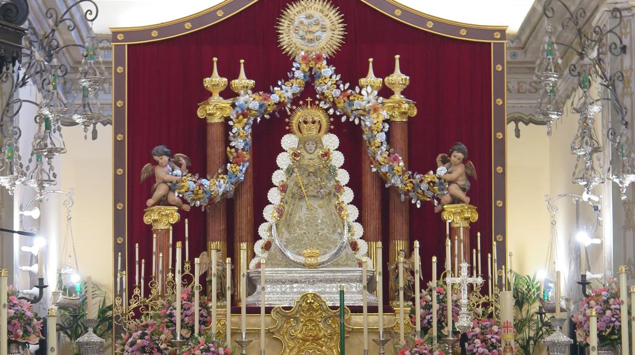 La Virgen del Rocío en su altar de la Parroquia de la Asunción engalanado para la celebración de Pentecostés