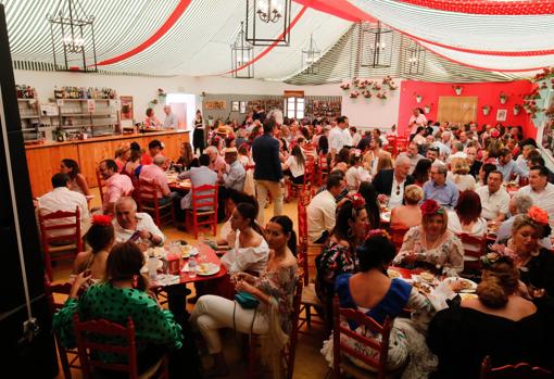 Interior de una caseta de la Feria de Córdoba